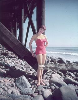 Shirley MacLaine feet photo thumbnail