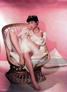 Shirley MacLaine feet photo thumbnail