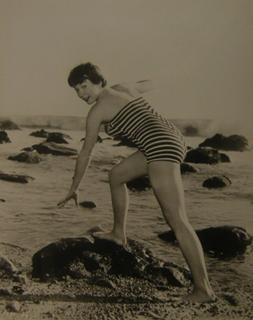 Shirley MacLaine feet photo thumbnail