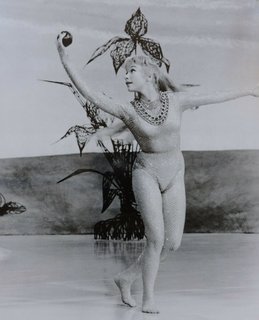 Shirley MacLaine feet photo thumbnail