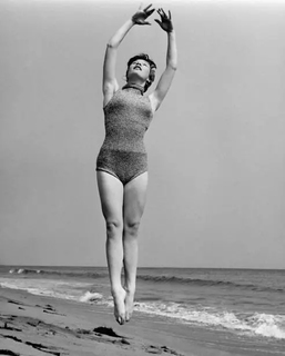 Shirley MacLaine feet photo thumbnail