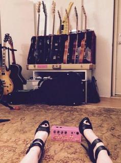 Shirley Manson feet photo thumbnail