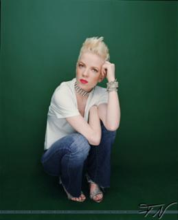 Shirley Manson feet photo thumbnail