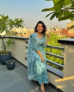 Shirley Setia feet photo 11