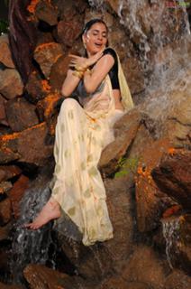 Shraddha Arya feet photo thumbnail