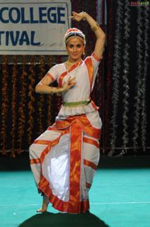 Shraddha Arya feet photo thumbnail