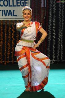 Shraddha Arya feet photo thumbnail