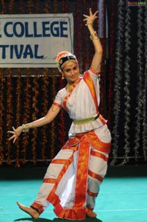 Shraddha Arya feet photo thumbnail