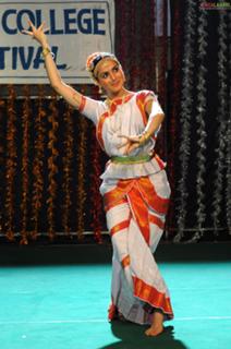 Shraddha Arya feet photo thumbnail