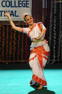 Shraddha Arya feet photo thumbnail