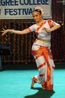 Shraddha Arya feet photo thumbnail