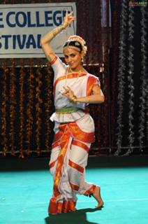 Shraddha Arya feet photo thumbnail