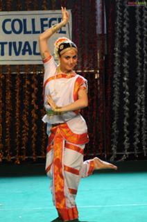 Shraddha Arya feet photo thumbnail