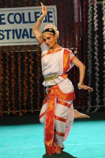 Shraddha Arya feet photo thumbnail