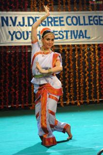 Shraddha Arya feet photo thumbnail