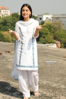 Shraddha Arya feet photo thumbnail