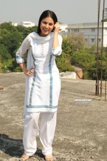 Shraddha Arya feet photo thumbnail