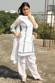 Shraddha Arya feet photo thumbnail