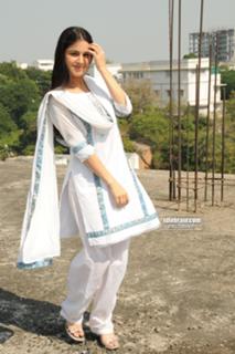 Shraddha Arya feet photo thumbnail