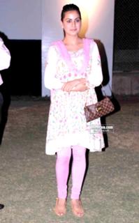 Shraddha Arya feet photo thumbnail