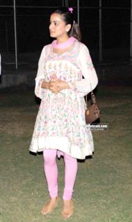 Shraddha Arya feet photo thumbnail