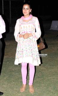 Shraddha Arya feet photo thumbnail