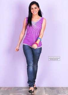 Shraddha Arya feet photo thumbnail