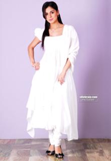 Shraddha Arya feet photo thumbnail