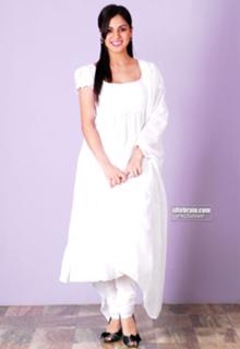 Shraddha Arya feet photo thumbnail