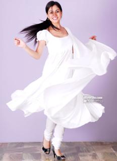 Shraddha Arya feet photo thumbnail