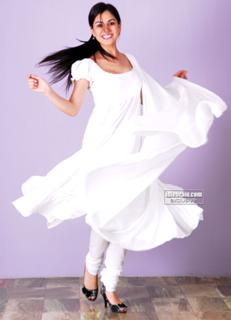 Shraddha Arya feet photo thumbnail