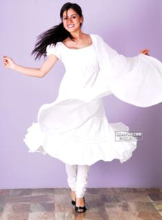 Shraddha Arya feet photo thumbnail