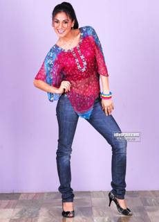 Shraddha Arya feet photo thumbnail