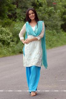 Shraddha Arya feet photo thumbnail