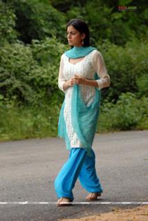 Shraddha Arya feet photo thumbnail