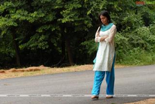 Shraddha Arya feet photo thumbnail