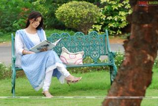 Shraddha Arya feet photo thumbnail