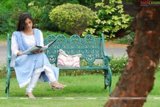 Shraddha Arya feet photo thumbnail