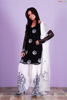 Shraddha Arya feet photo thumbnail