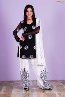 Shraddha Arya feet photo thumbnail