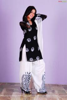 Shraddha Arya feet photo thumbnail