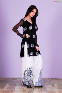 Shraddha Arya feet photo thumbnail