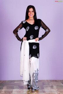 Shraddha Arya feet photo thumbnail