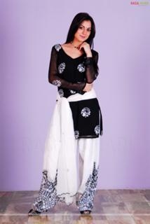 Shraddha Arya feet photo thumbnail