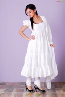 Shraddha Arya feet photo thumbnail