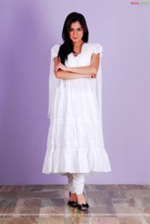 Shraddha Arya feet photo thumbnail