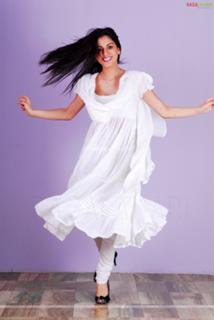 Shraddha Arya feet photo thumbnail