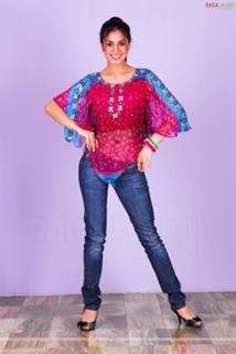 Shraddha Arya feet photo thumbnail