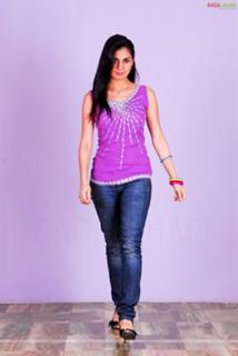 Shraddha Arya feet photo thumbnail