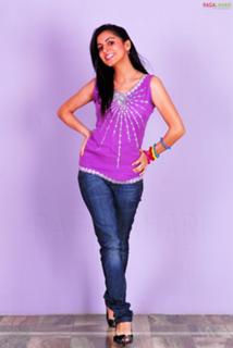 Shraddha Arya feet photo thumbnail